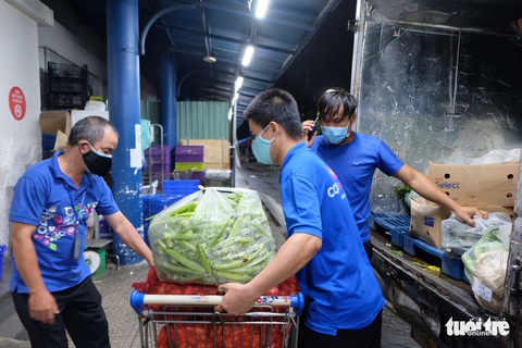 Hậu trường siêu thị ở TP.HCM từ 4h sáng - Ảnh 1. Hậu trường siêu thị ở TP.HCM từ 4h sáng - Ảnh 1.