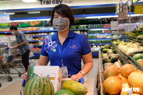 Hậu trường siêu thị ở TP.HCM từ 4h sáng - Ảnh 8. Hậu trường siêu thị ở TP.HCM từ 4h sáng - Ảnh 8.
