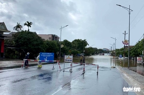 Mưa lớn kéo dài, quốc lộ 1 đoạn qua Hà Tĩnh chia cắt cục bộ - Ảnh 1. Mưa lớn kéo dài, quốc lộ 1 đoạn qua Hà Tĩnh chia cắt cục bộ - Ảnh 1.