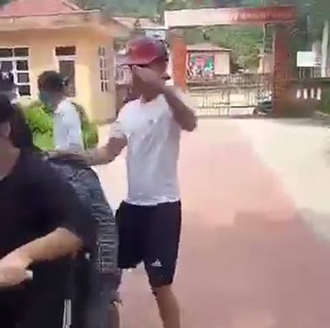 Nữ sinh lớp 7 bị một thanh niên tát, bắt quỳ gối xin lỗi nữ sinh khác ngay sân trường - Ảnh 2. Nữ sinh lớp 7 bị một thanh niên tát, bắt quỳ gối xin lỗi nữ sinh khác ngay sân trường - Ảnh 2.