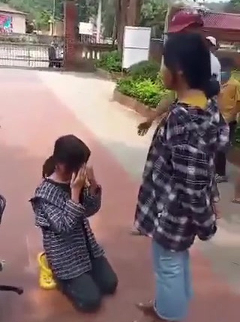 Nữ sinh lớp 7 bị một thanh niên tát, bắt quỳ gối xin lỗi nữ sinh khác ngay sân trường - Ảnh 1. Nữ sinh lớp 7 bị một thanh niên tát, bắt quỳ gối xin lỗi nữ sinh khác ngay sân trường - Ảnh 1.