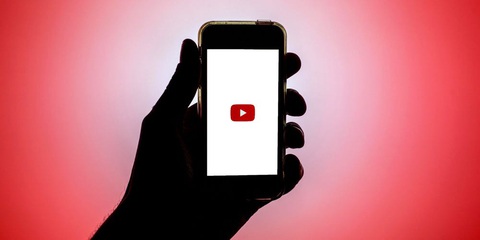 Vì sao bà mẹ tự xóa tài khoản YouTube hơn 500.000 người theo dõi sau khi bị chỉ trích? - Ảnh 1. Vì sao bà mẹ tự xóa tài khoản YouTube hơn 500.000 người theo dõi sau khi bị chỉ trích? - Ảnh 1.
