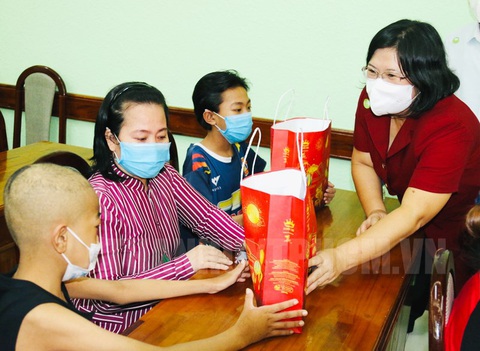 Đoàn đại biểu Quốc hội TP.HCM tặng quà trung thu cho các bệnh nhi - Ảnh 1. Đoàn đại biểu Quốc hội TP.HCM tặng quà trung thu cho các bệnh nhi - Ảnh 1.