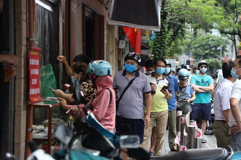 Tiệm bánh trung thu nổi tiếng Hà Nội phải đóng cửa vì... khách không giãn cách - Ảnh 2. Tiệm bánh trung thu nổi tiếng Hà Nội phải đóng cửa vì... khách không giãn cách - Ảnh 2.
