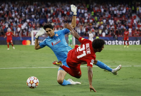 Xem video trận cầu khó tin Sevilla - Salzburg: 4 quả phạt đền, ăn vạ thô thiển, bỏ lỡ không tưởng - Ảnh 2. Xem video trận cầu khó tin Sevilla - Salzburg: 4 quả phạt đền, ăn vạ thô thiển, bỏ lỡ không tưởng - Ảnh 2.