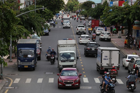 Đường phố TP.HCM bắt đầu nhộn nhịp hơn - Ảnh 1. Đường phố TP.HCM bắt đầu nhộn nhịp hơn - Ảnh 1.