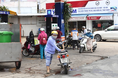 Đường phố TP.HCM bắt đầu nhộn nhịp hơn - Ảnh 4. Đường phố TP.HCM bắt đầu nhộn nhịp hơn - Ảnh 4.