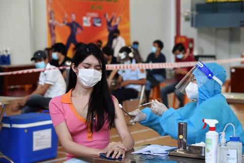 TP.HCM tăng tốc tiêm vét vắc xin ngày cuối trong an toàn, trật tự - Ảnh 1. TP.HCM tăng tốc tiêm vét vắc xin ngày cuối trong an toàn, trật tự - Ảnh 1.