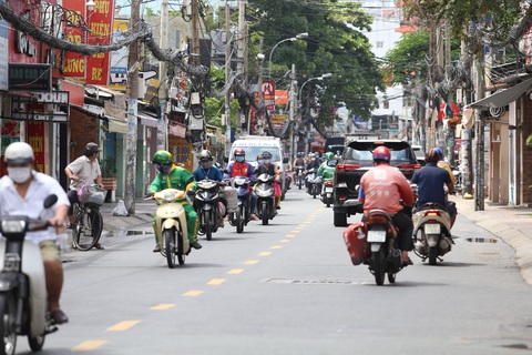 Đường phố TP.HCM bắt đầu nhộn nhịp hơn - Ảnh 7. Đường phố TP.HCM bắt đầu nhộn nhịp hơn - Ảnh 7.