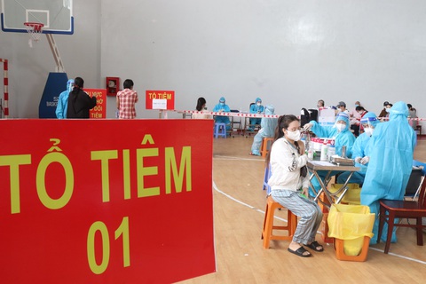 TP.HCM tăng tốc tiêm vét vắc xin ngày cuối trong an toàn, trật tự - Ảnh 5. TP.HCM tăng tốc tiêm vét vắc xin ngày cuối trong an toàn, trật tự - Ảnh 5.