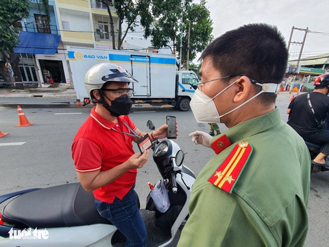 TP.HCM: Hơn 17.000 người ra đường không lý do chính đáng bị lập biên bản - Ảnh 1. TP.HCM: Hơn 17.000 người ra đường không lý do chính đáng bị lập biên bản - Ảnh 1.