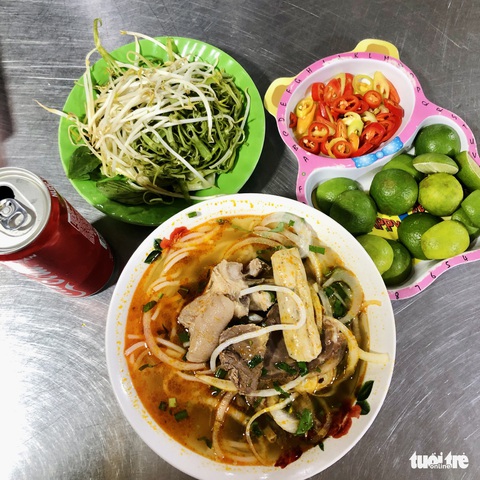 Tô bún bò giá 40.000 đồng, phí ship 50.000 đồng, sao ăn? - Ảnh 1. Tô bún bò giá 40.000 đồng, phí ship 50.000 đồng, sao ăn? - Ảnh 1.