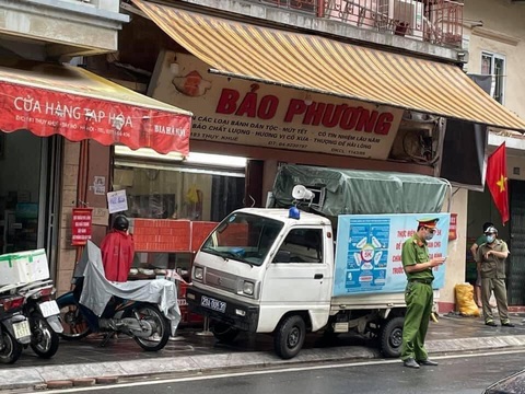 Tiệm bánh trung thu nổi tiếng Hà Nội phải đóng cửa vì... khách không giãn cách - Ảnh 1. Tiệm bánh trung thu nổi tiếng Hà Nội phải đóng cửa vì... khách không giãn cách - Ảnh 1.
