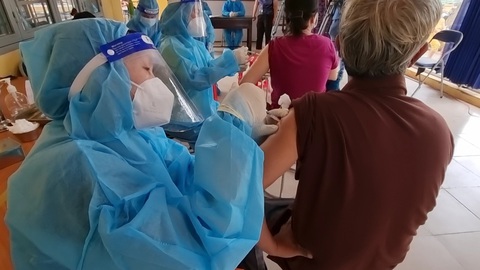 HỎI - ĐÁP về dịch COVID-19: Có sổ tạm trú mới được tiêm vắc xin? - Ảnh 1. HỎI - ĐÁP về dịch COVID-19: Có sổ tạm trú mới được tiêm vắc xin? - Ảnh 1.