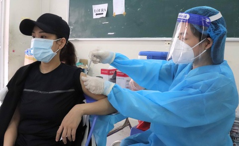 HỎI - ĐÁP về dịch COVID-19: Tiêm mũi 2 vắc xin AstraZeneca sau 6 tuần, có sao không? - Ảnh 1. HỎI - ĐÁP về dịch COVID-19: Tiêm mũi 2 vắc xin AstraZeneca sau 6 tuần, có sao không? - Ảnh 1.