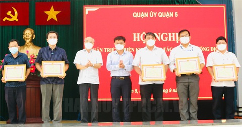 Hai phường ở quận 5 hoàn thành tiêm mũi 2 cho 100% người trên 18 tuổi - Ảnh 1. Hai phường ở quận 5 hoàn thành tiêm mũi 2 cho 100% người trên 18 tuổi - Ảnh 1.