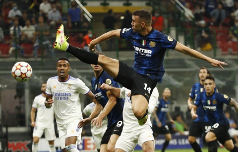 Hai cầu thủ sinh sau năm 2000 giúp Real Madrid hạ gục Inter ở phút cuối - Ảnh 2. Hai cầu thủ sinh sau năm 2000 giúp Real Madrid hạ gục Inter ở phút cuối - Ảnh 2.