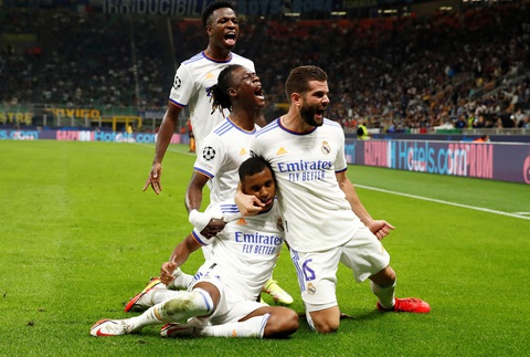 Hai cầu thủ sinh sau năm 2000 giúp Real Madrid hạ gục Inter ở phút cuối - Ảnh 1. Hai cầu thủ sinh sau năm 2000 giúp Real Madrid hạ gục Inter ở phút cuối - Ảnh 1.