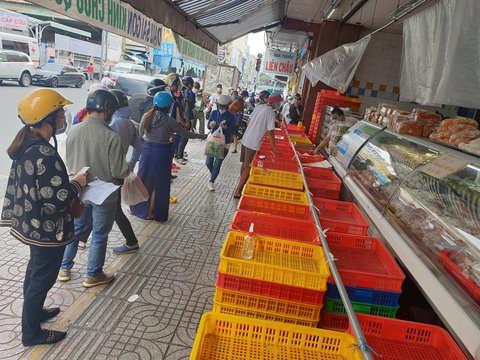 Người dân TP.HCM xếp hàng chờ cả tiếng đồng hồ để được mua bánh trung thu - Ảnh 3. Người dân TP.HCM xếp hàng chờ cả tiếng đồng hồ để được mua bánh trung thu - Ảnh 3.