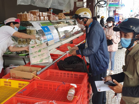 Người dân TP.HCM xếp hàng chờ cả tiếng đồng hồ để được mua bánh trung thu - Ảnh 1. Người dân TP.HCM xếp hàng chờ cả tiếng đồng hồ để được mua bánh trung thu - Ảnh 1.