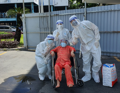TP.HCM: Cụ bà 110 tuổi hồi sinh ngoạn mục sau 9 ngày điều trị COVID-19 - Ảnh 1. TP.HCM: Cụ bà 110 tuổi hồi sinh ngoạn mục sau 9 ngày điều trị COVID-19 - Ảnh 1.