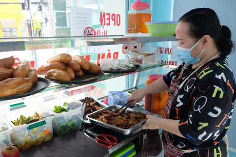 Người dân quận 7 mừng rỡ đi siêu thị, quán ăn liên tục chốt đơn qua app - Ảnh 6. Người dân quận 7 mừng rỡ đi siêu thị, quán ăn liên tục chốt đơn qua app - Ảnh 6.