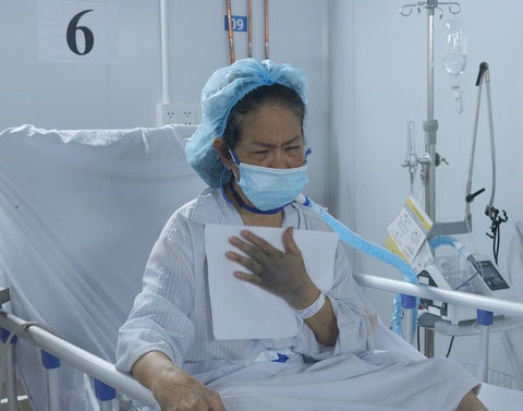 Sinh nhật dã chiến đong đầy nước mắt nhớ thương nơi điều trị COVID-19 - Ảnh 2. Sinh nhật dã chiến đong đầy nước mắt nhớ thương nơi điều trị COVID-19 - Ảnh 2.