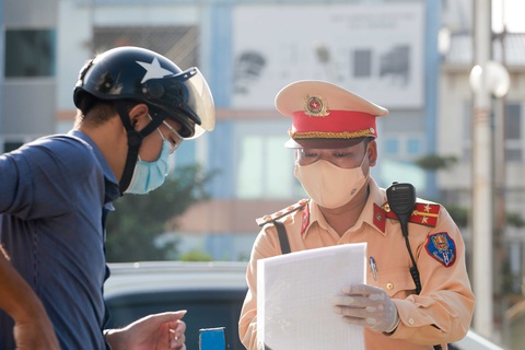 Hà Nội xem xét không kiểm soát giấy đi đường ở 19 quận huyện bình thường mới - Ảnh 1. Hà Nội xem xét không kiểm soát giấy đi đường ở 19 quận huyện bình thường mới - Ảnh 1.