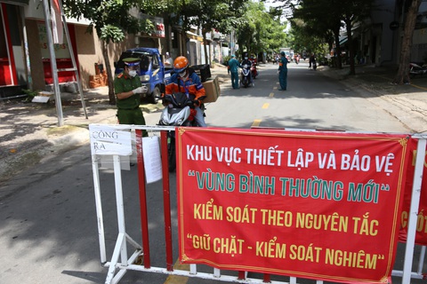 TP.HCM ngày đầu tiên thí điểm thẻ xanh COVID-19, người dân đi lại ra sao? - Ảnh 1. TP.HCM ngày đầu tiên thí điểm thẻ xanh COVID-19, người dân đi lại ra sao? - Ảnh 1.
