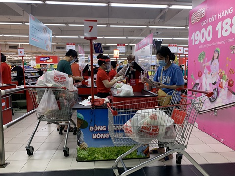 Người dân quận 7 mừng rỡ đi siêu thị, quán ăn liên tục chốt đơn qua app - Ảnh 1. Người dân quận 7 mừng rỡ đi siêu thị, quán ăn liên tục chốt đơn qua app - Ảnh 1.