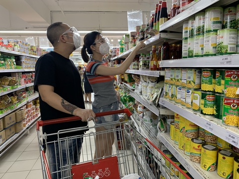 Người dân quận 7 mừng rỡ đi siêu thị, quán ăn liên tục chốt đơn qua app - Ảnh 2. Người dân quận 7 mừng rỡ đi siêu thị, quán ăn liên tục chốt đơn qua app - Ảnh 2.