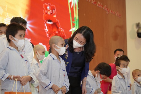 Phó chủ tịch nước được tặng tranh vẽ chủ quán cơm chay Cường Béo mất vì COVID-19 - Ảnh 2. Phó chủ tịch nước được tặng tranh vẽ chủ quán cơm chay Cường Béo mất vì COVID-19 - Ảnh 2.