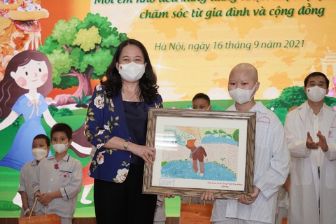 Phó chủ tịch nước được tặng tranh vẽ chủ quán cơm chay Cường Béo mất vì COVID-19 - Ảnh 1. Phó chủ tịch nước được tặng tranh vẽ chủ quán cơm chay Cường Béo mất vì COVID-19 - Ảnh 1.