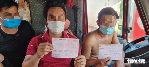 Vì sao tài xế xe chở thanh long đến Móng Cái bị test COVID-19 nhiều lần? - Ảnh 1. Vì sao tài xế xe chở thanh long đến Móng Cái bị test COVID-19 nhiều lần? - Ảnh 1.