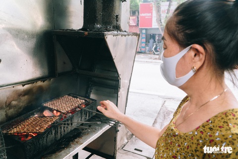 Hà Nội ngày đầu hàng quán được bán mang về: Tôi đợi ngày này đã hơn 2 tháng nay - Ảnh 1. Hà Nội ngày đầu hàng quán được bán mang về: Tôi đợi ngày này đã hơn 2 tháng nay - Ảnh 1.