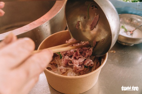 Hà Nội ngày đầu hàng quán được bán mang về: Tôi đợi ngày này đã hơn 2 tháng nay - Ảnh 2. Hà Nội ngày đầu hàng quán được bán mang về: Tôi đợi ngày này đã hơn 2 tháng nay - Ảnh 2.