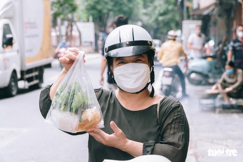 Hà Nội ngày đầu hàng quán được bán mang về: Tôi đợi ngày này đã hơn 2 tháng nay - Ảnh 7. Hà Nội ngày đầu hàng quán được bán mang về: Tôi đợi ngày này đã hơn 2 tháng nay - Ảnh 7.