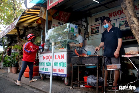 Người đầy đơn, kẻ ế ẩm trong ngày đầu thí điểm ‘bình thường mới’ ở TP.HCM - Ảnh 1. Người đầy đơn, kẻ ế ẩm trong ngày đầu thí điểm ‘bình thường mới’ ở TP.HCM - Ảnh 1.