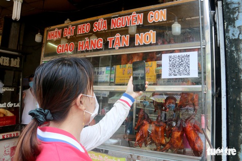 Người đầy đơn, kẻ ế ẩm trong ngày đầu thí điểm ‘bình thường mới’ ở TP.HCM - Ảnh 2. Người đầy đơn, kẻ ế ẩm trong ngày đầu thí điểm ‘bình thường mới’ ở TP.HCM - Ảnh 2.