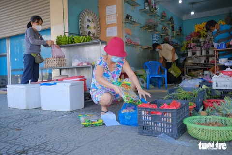 Đà Nẵng ngày đầu nới lỏng giãn cách, người dân ra đường nhiều hơn - Ảnh 3. Đà Nẵng ngày đầu nới lỏng giãn cách, người dân ra đường nhiều hơn - Ảnh 3.