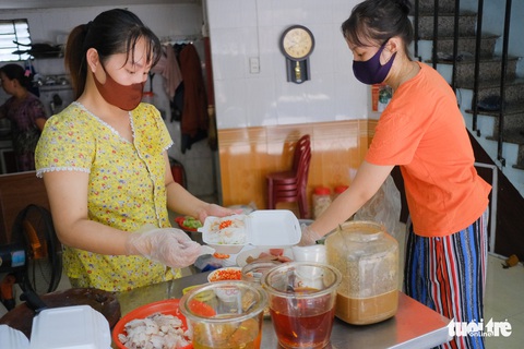 Đà Nẵng ngày đầu nới lỏng giãn cách, người dân ra đường nhiều hơn - Ảnh 4. Đà Nẵng ngày đầu nới lỏng giãn cách, người dân ra đường nhiều hơn - Ảnh 4.