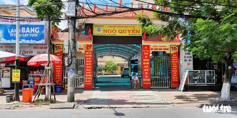 Yêu cầu quận báo cáo vụ điều chuyển đột ngột giáo viên ngay đầu năm học - Ảnh 1. Yêu cầu quận báo cáo vụ điều chuyển đột ngột giáo viên ngay đầu năm học - Ảnh 1.