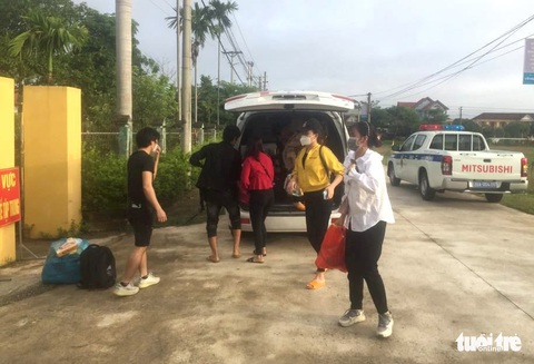 Hà Tĩnh tiếp nhận 8 công nhân vụ ngồi trong thùng đông lạnh vượt chốt về quê - Ảnh 2. Hà Tĩnh tiếp nhận 8 công nhân vụ ngồi trong thùng đông lạnh vượt chốt về quê - Ảnh 2.