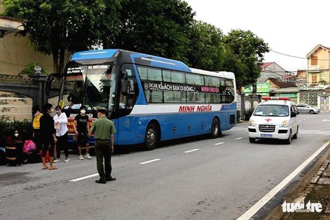 Hà Tĩnh tiếp nhận 8 công nhân vụ ngồi trong thùng đông lạnh vượt chốt về quê - Ảnh 1. Hà Tĩnh tiếp nhận 8 công nhân vụ ngồi trong thùng đông lạnh vượt chốt về quê - Ảnh 1.
