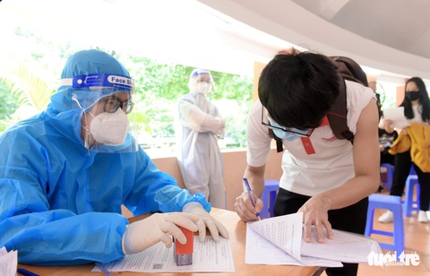 Quận Tân Bình, TP.HCM tiêm vắc xin mũi 2 không cần lên danh sách trước - Ảnh 5. Quận Tân Bình, TP.HCM tiêm vắc xin mũi 2 không cần lên danh sách trước - Ảnh 5.