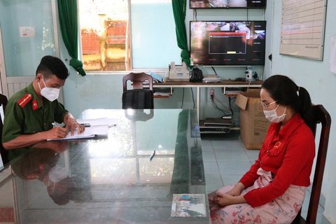 Bình Phước: Tạm giữ hình sự nữ nhân viên tiệm vàng trộm 2.380 nhẫn vàng - Ảnh 1. Bình Phước: Tạm giữ hình sự nữ nhân viên tiệm vàng trộm 2.380 nhẫn vàng - Ảnh 1.