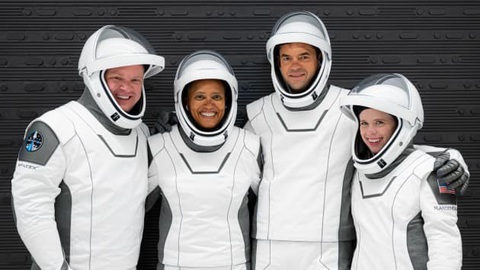 SpaceX đưa phi hành gia không chuyên lên vũ trụ - Ảnh 1. SpaceX đưa phi hành gia không chuyên lên vũ trụ - Ảnh 1.