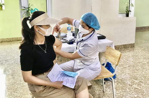 Quảng Ninh phấn đấu đến 20-9 hoàn thành tiêm vắc xin mũi 1 cho người dân - Ảnh 1. Quảng Ninh phấn đấu đến 20-9 hoàn thành tiêm vắc xin mũi 1 cho người dân - Ảnh 1.
