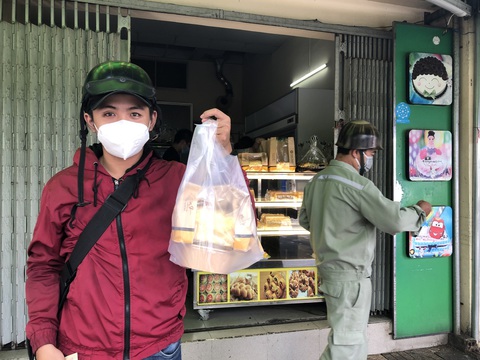 TP.HCM ngày đầu tiên thí điểm thẻ xanh COVID-19, người dân đi lại ra sao? - Ảnh 2. TP.HCM ngày đầu tiên thí điểm thẻ xanh COVID-19, người dân đi lại ra sao? - Ảnh 2.