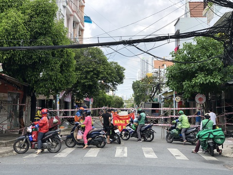 TP.HCM ngày đầu tiên thí điểm thẻ xanh COVID-19, người dân đi lại ra sao? - Ảnh 3. TP.HCM ngày đầu tiên thí điểm thẻ xanh COVID-19, người dân đi lại ra sao? - Ảnh 3.